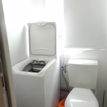 Mobil Home Dans Camping Lattes Campsite